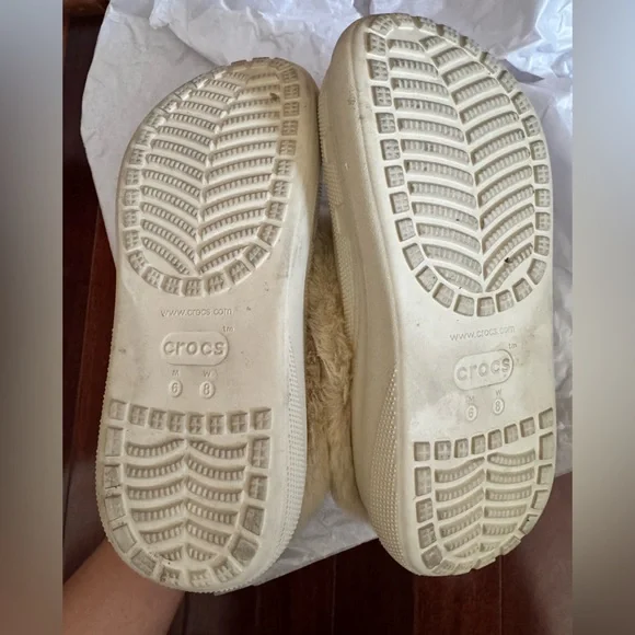Crocs women’s Faux Fur Lined Clogs in Cream - Picture 5 of 5